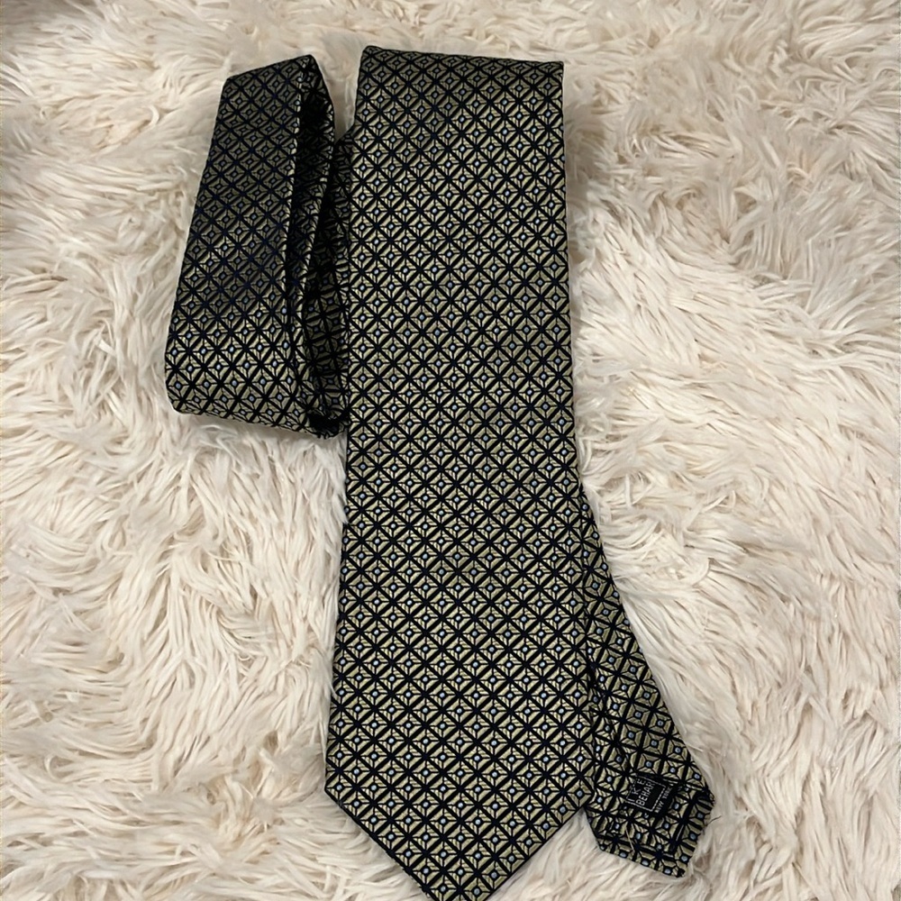 Ike Behar 100% silk neck tie.